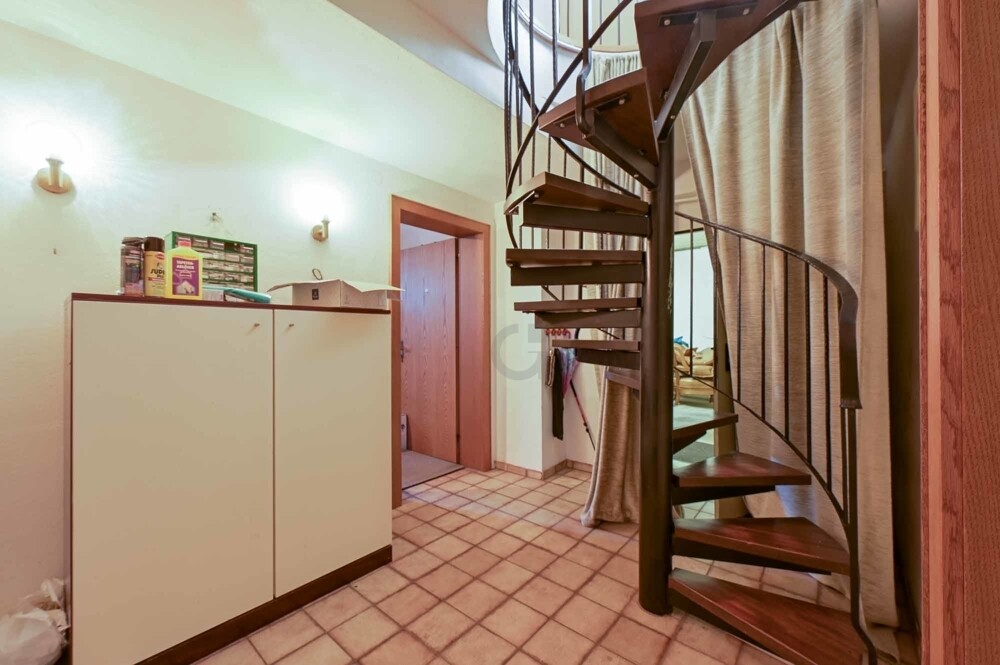 Flur mit Aufgang ins OG