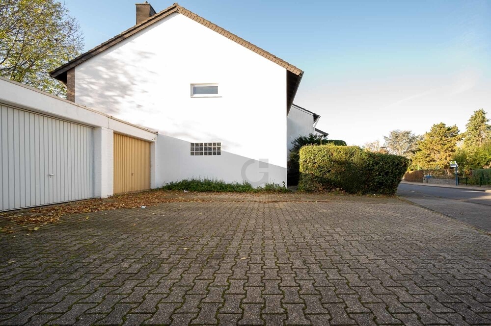 Gibelansicht mit Garage