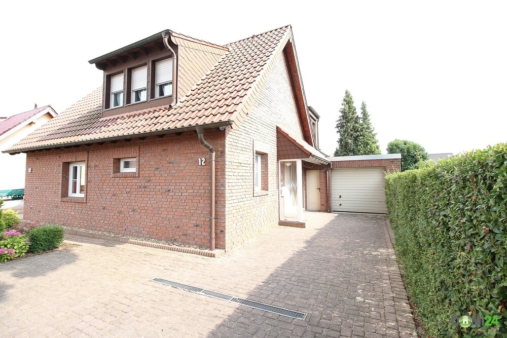 Stellplatz in Einfahrt zur Garage