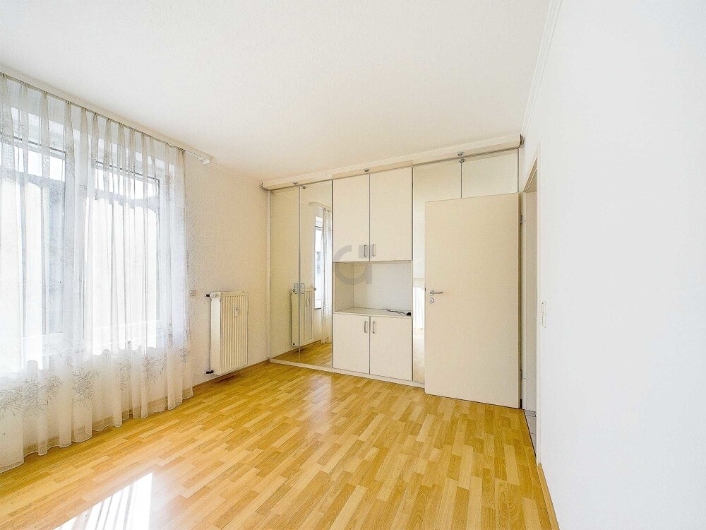 Schlafzimmer mit Einbauten