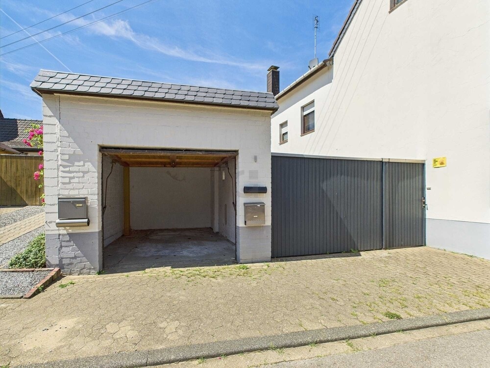 Garage und Hofzufahrt