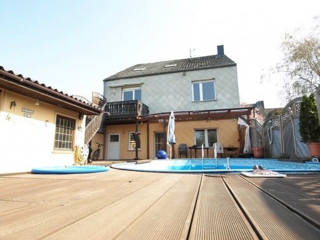 Blick zum Haus u?ber Pool