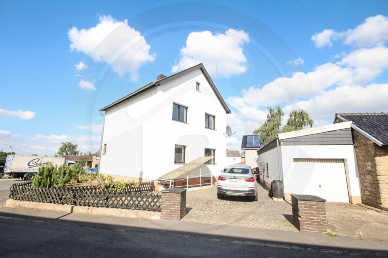 hintere Ansicht mit Garage und Zufahrt