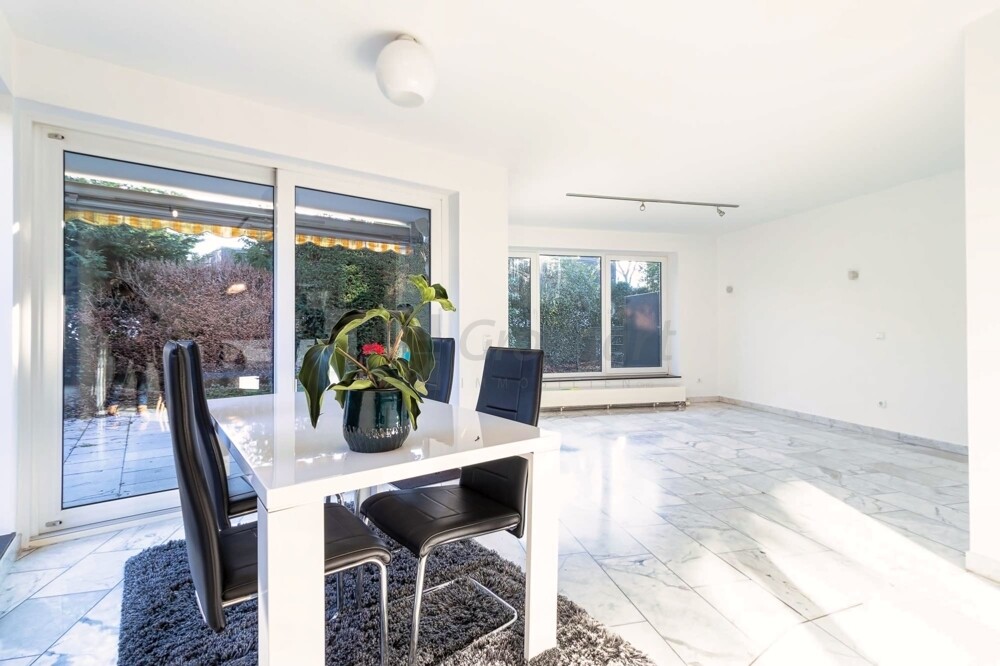 Blick vom Essbereich zum Wohnbereich