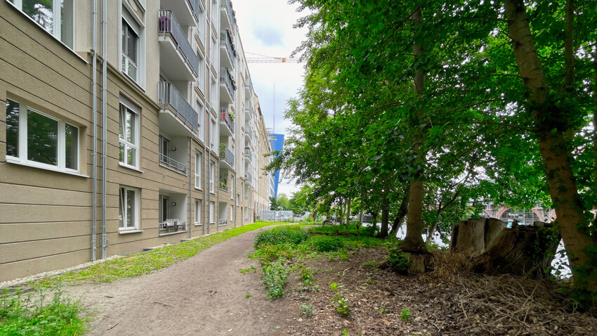 Eingang an der Spree