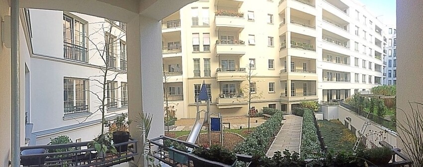 Innenhof-Balkon (Panoramaaufnahme)