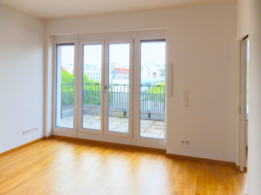 NR17 Wohnzimmer mit Balkon