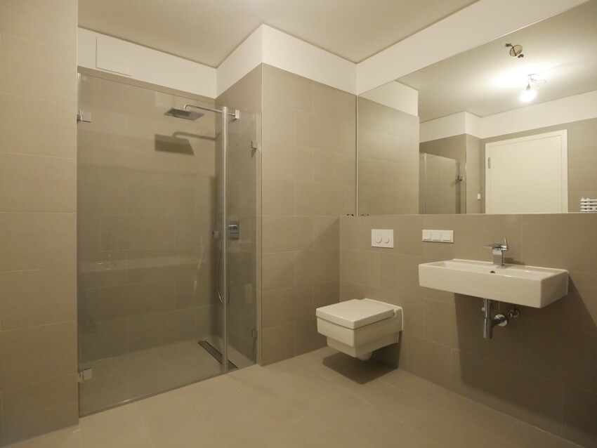 Badezimmer, Wanne und Dusche