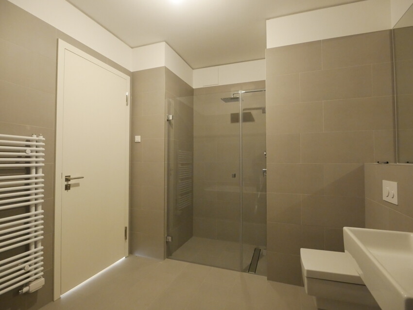 Badezimmer, Wanne und Dusche