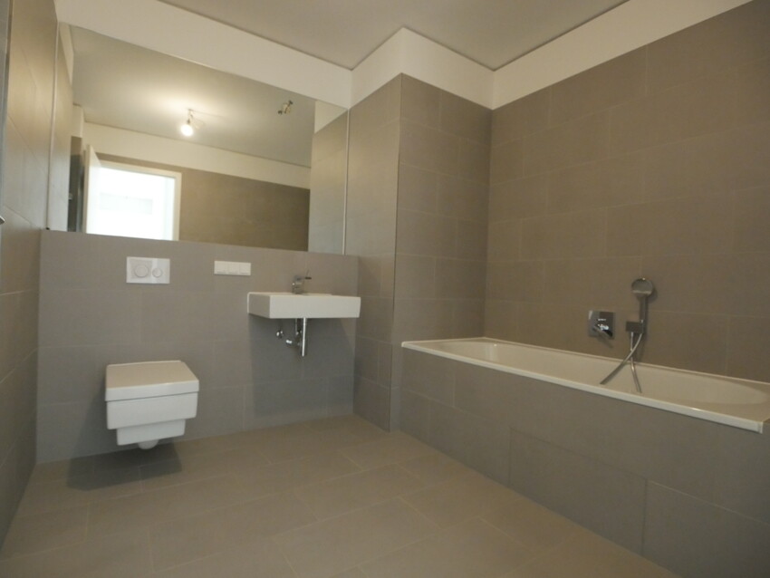 Badezimmer, Wanne und Dusche
