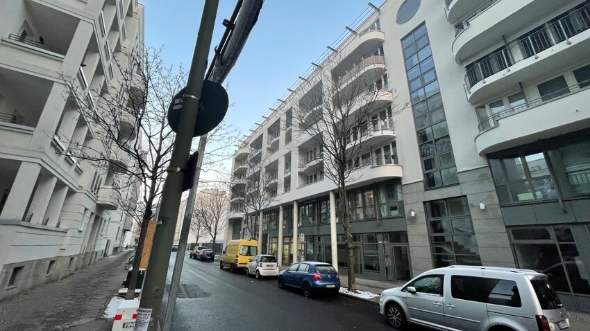 Gebäude- und Straßenansicht