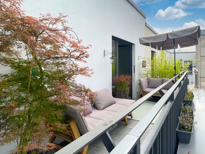 Terrace courtyard side