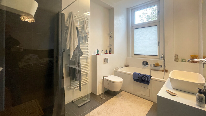 Bad mit Wanne und Dusche