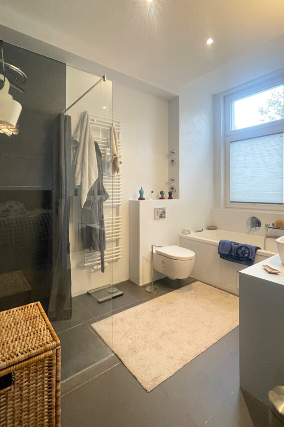 Bad mit Wanne und Dusche