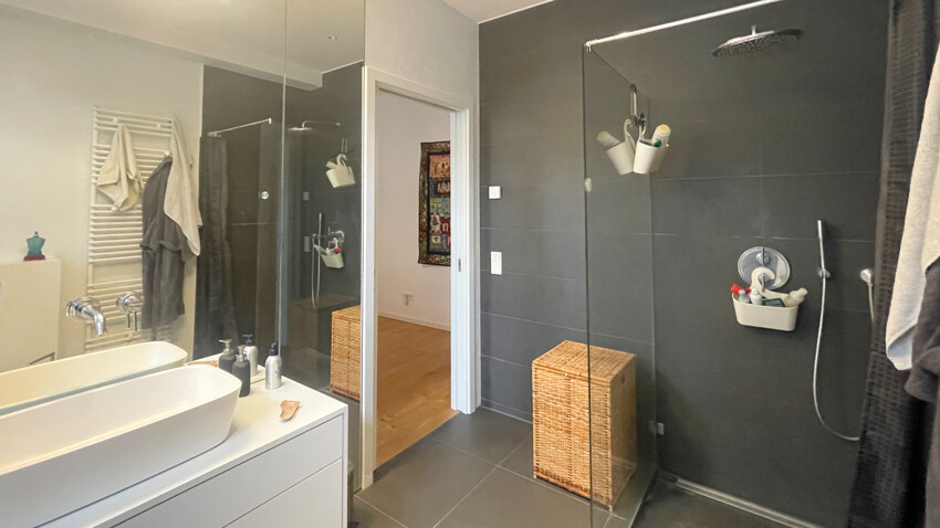 Bad mit Wanne und Dusche