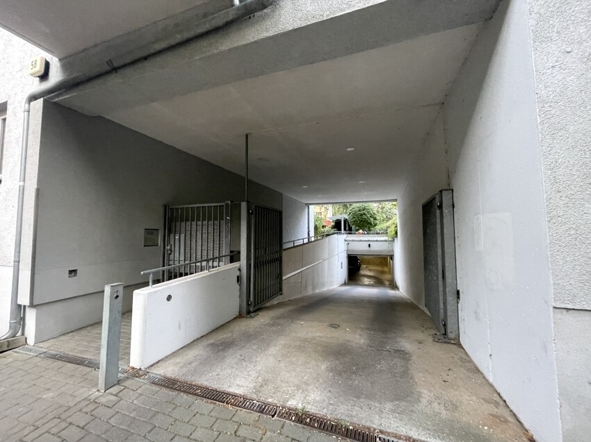 Eingang und Zufahrt zur Tiefgarage