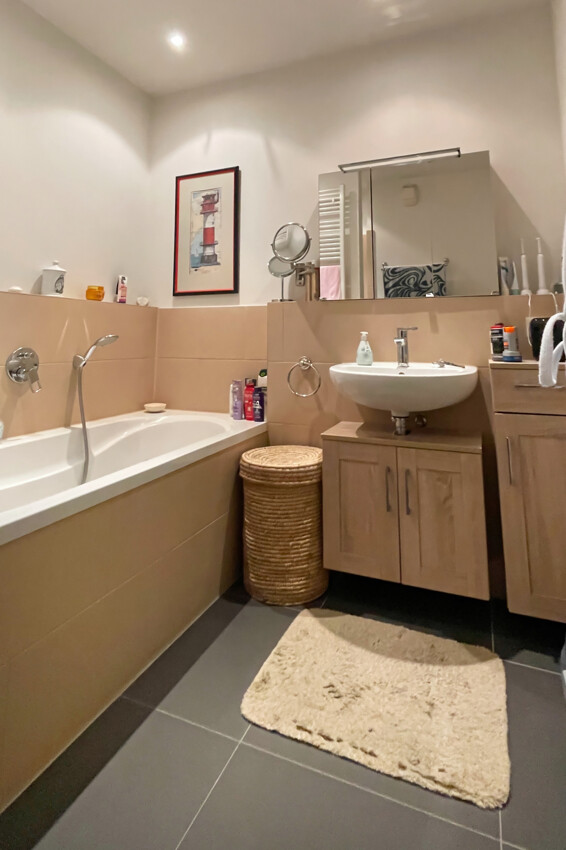 Bad mit Wanne/Dusche