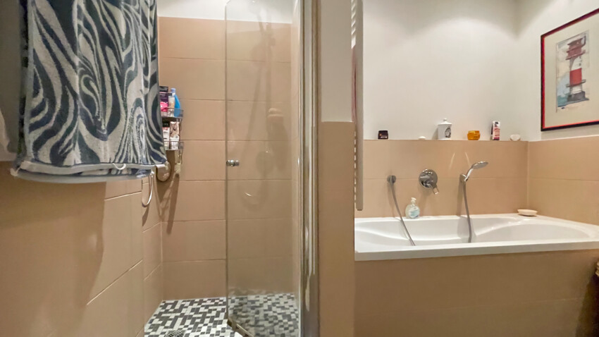 Bad mit Wanne/Dusche