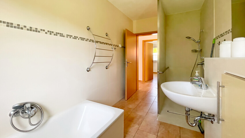Bad mit Wanne und Dusche