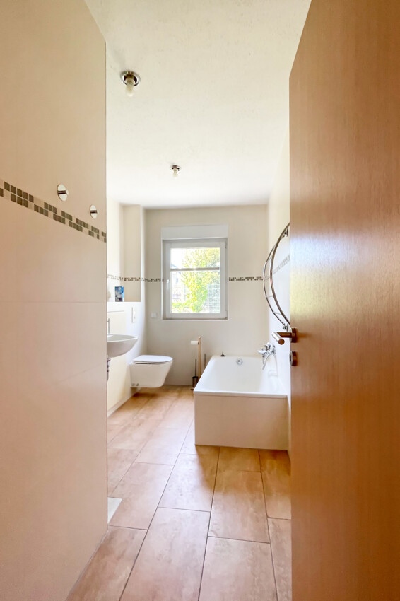 Bad mit Wanne und Dusche