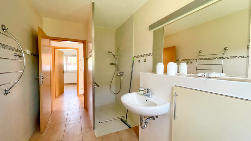 Bad mit Wanne und Dusche