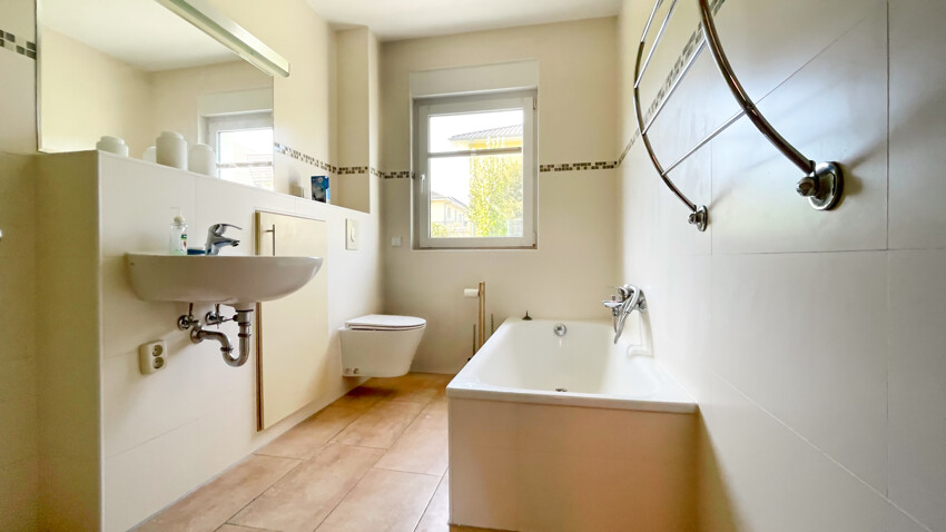 Bad mit Wanne und Dusche