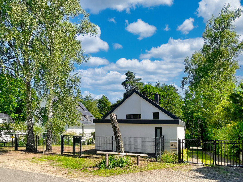 Straßenansicht, Garage und Haus