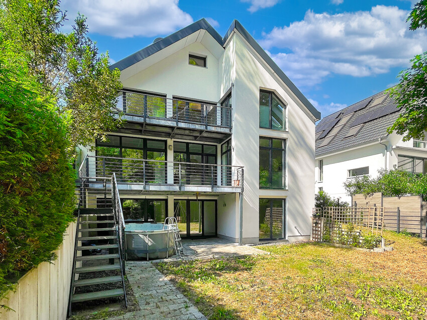 Hausansicht Hanggrundstück