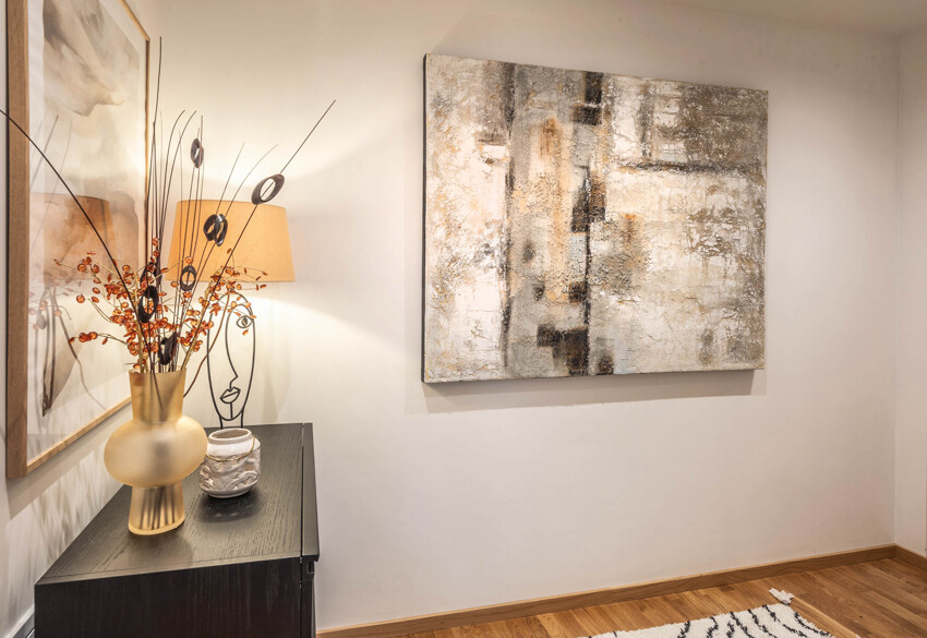 Musterwohnung_Flur_lange-Wand.jpg