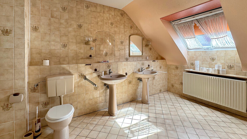 OG Bad mit Wanne, Dusche