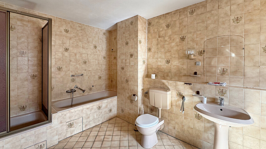 OG Bad mit Wanne, Dusche