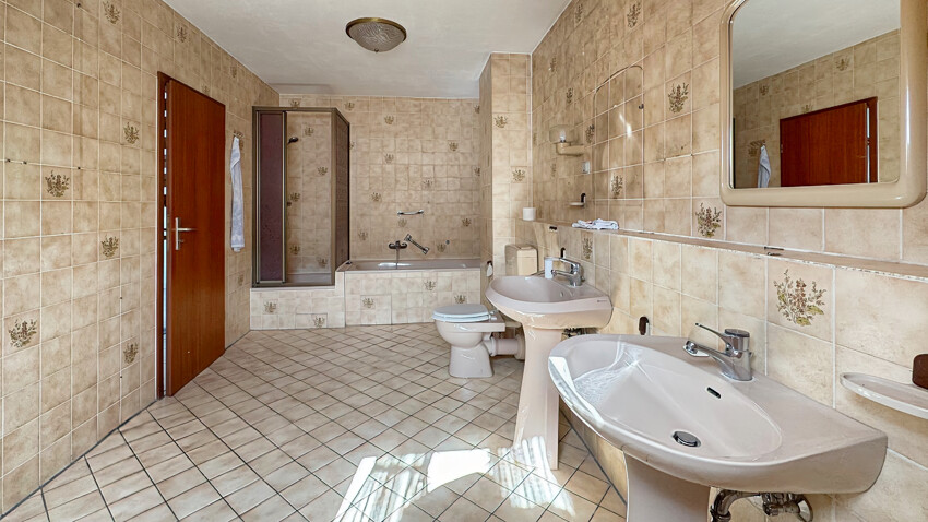 OG Bad mit Wanne, Dusche