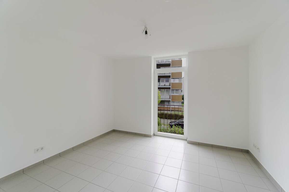 Helles Schlafzimmer mit viel Platz für Möbel