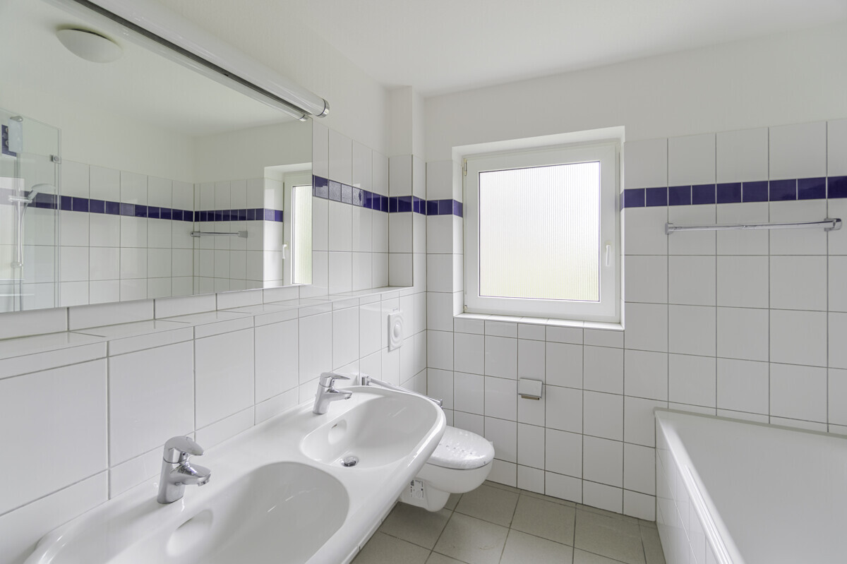 Modernes Badezimmer mit Badewanne, Dusche, Waschtisch und WC