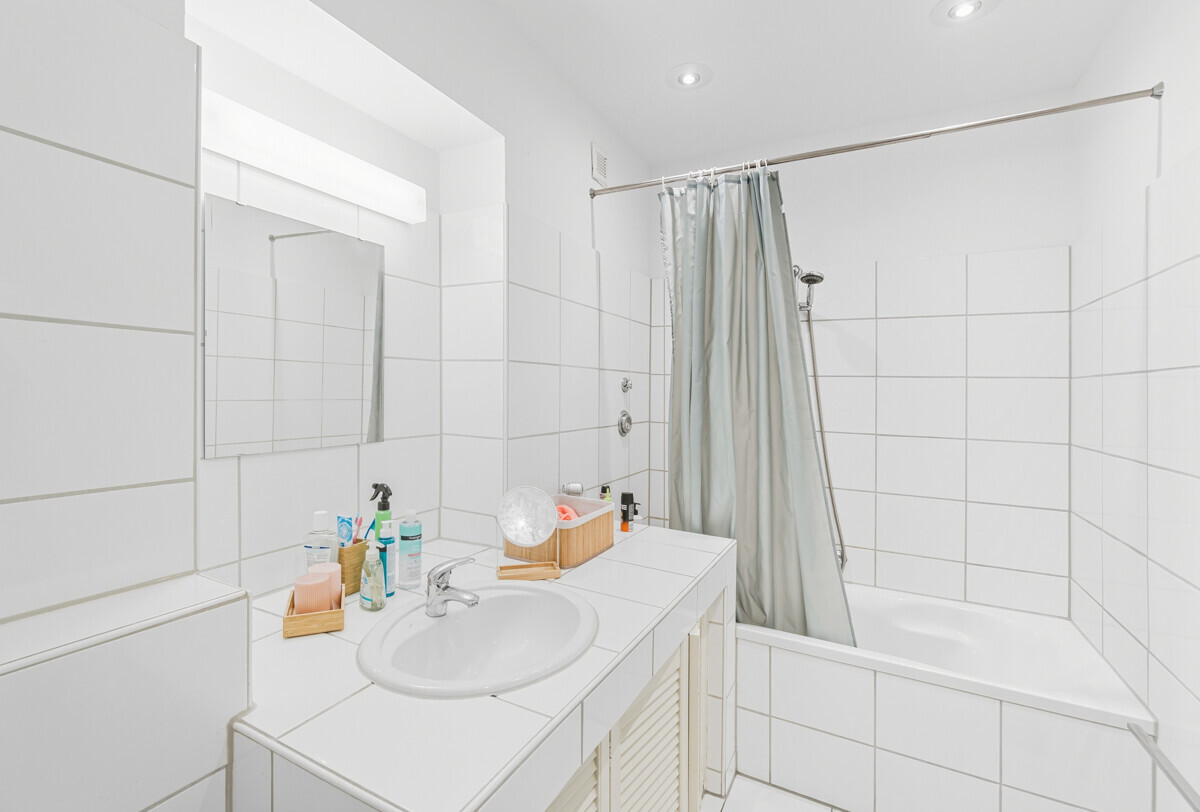 Gepflegtes, innenliegendes Bad mit Wanne, Waschtisch und WC