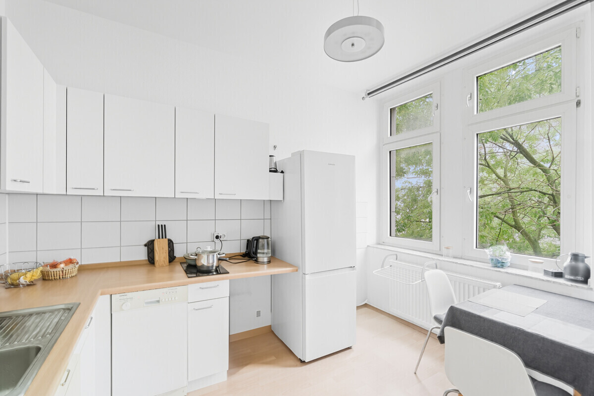 Separate Küche mit Platz für Küchenzeile und kleinen Esstisch