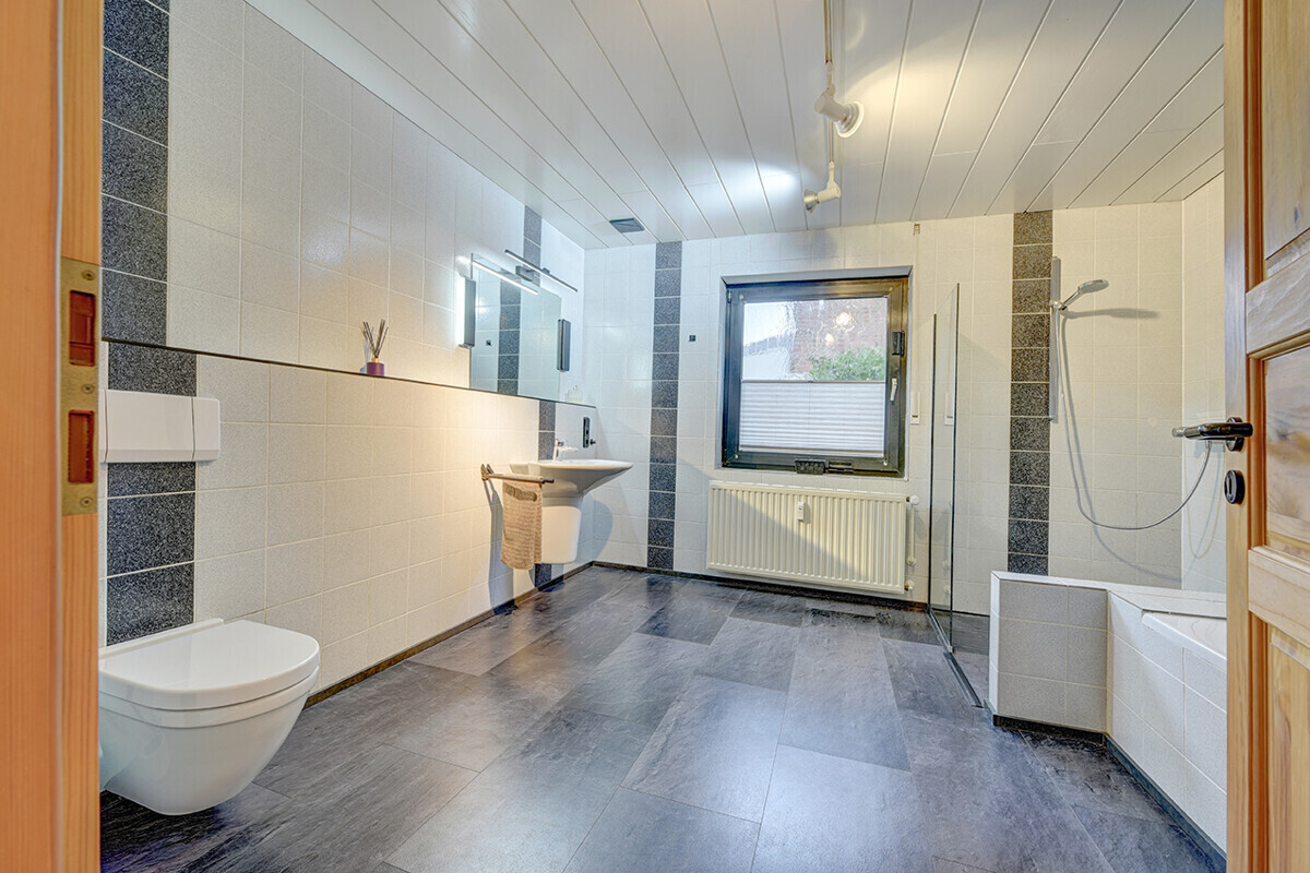 Wannen- und Duschbad EG
