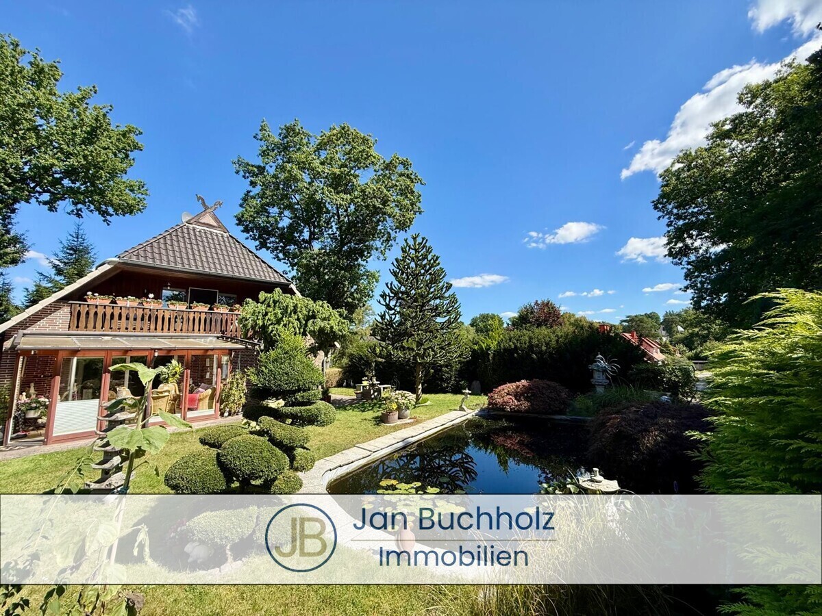 Aussenansicht Haus mit Teich