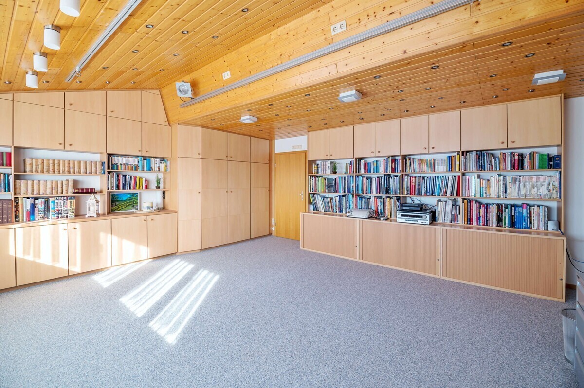 Zimmer (Seminarraum 2. DG)