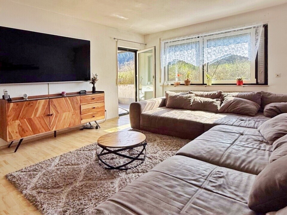 Wohnzimmer mit Balkonzugang