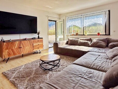 Wohnzimmer mit Balkonzugang