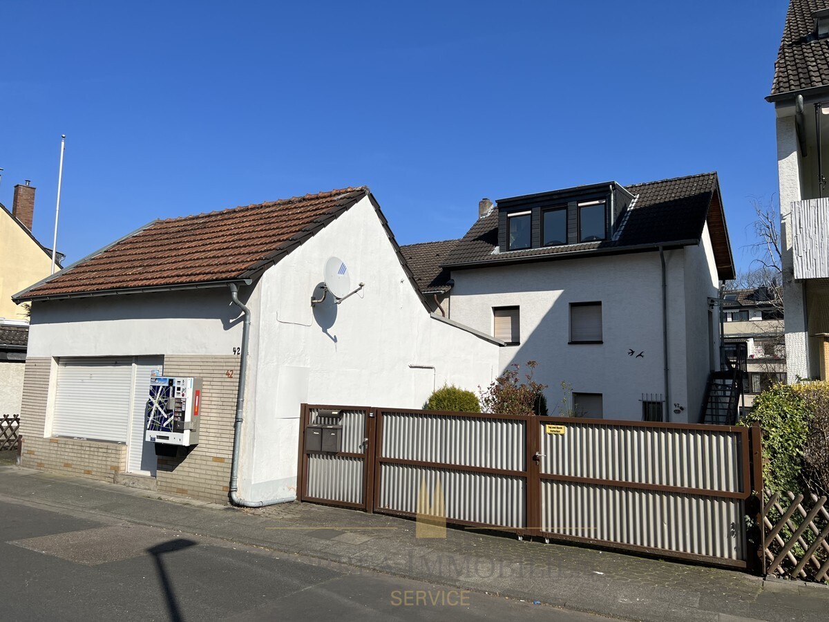 Hausfront mit Gewerbe
