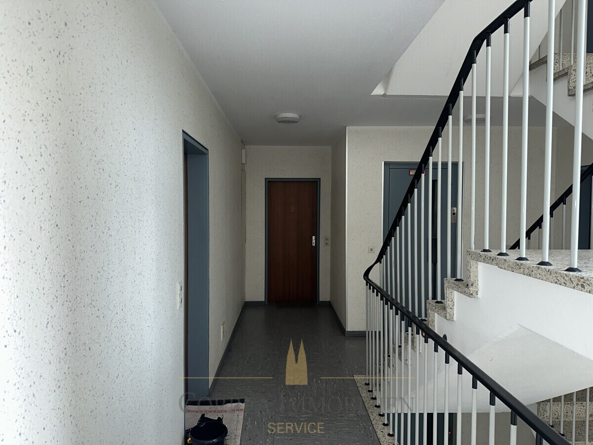 Flur mit Wohnungstür