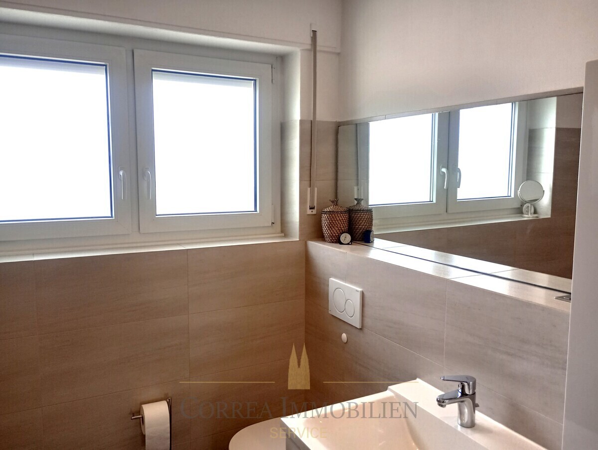 Badezimmer mit Duschwanne OG I