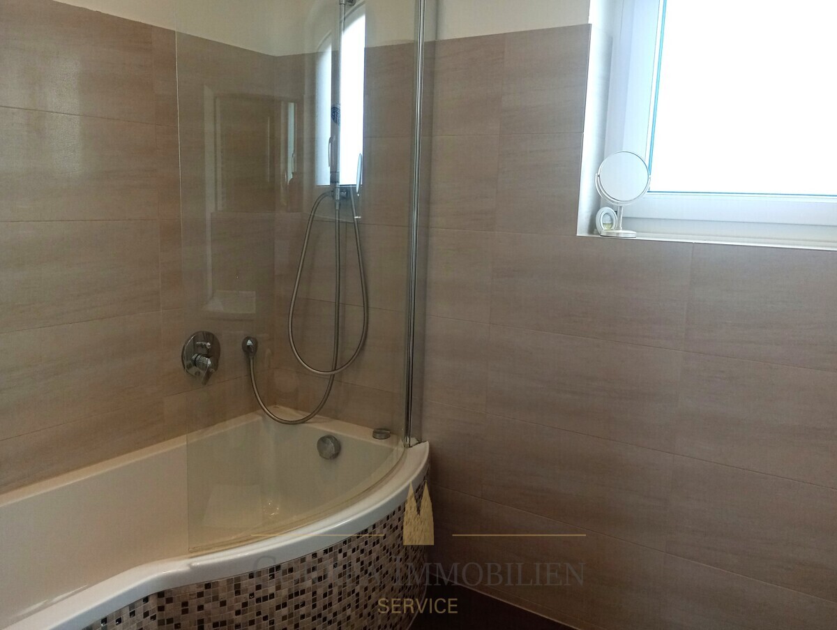 Badezimmer mit Duschwanne OG II