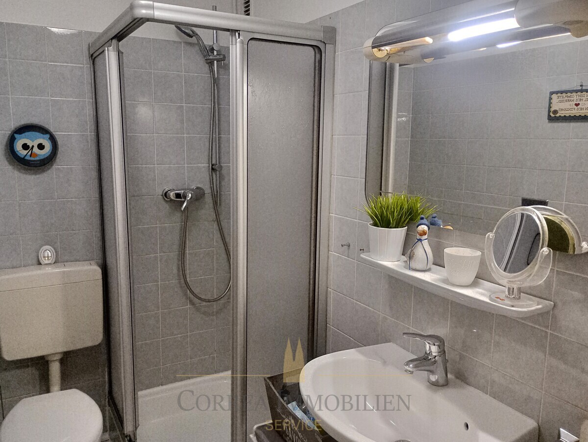 Badezimmer mit Dusche KG