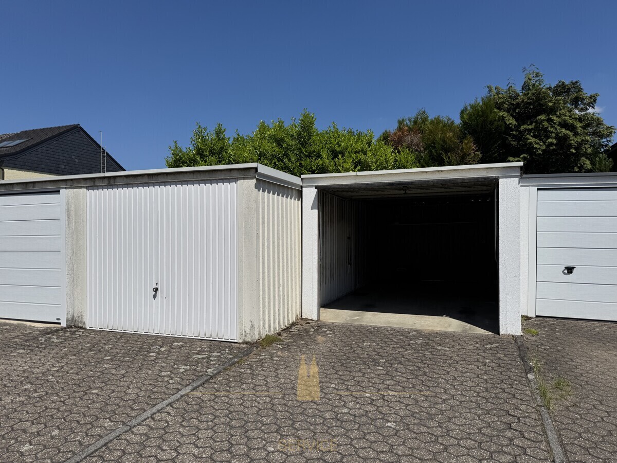 Garage mit Stellplatz
