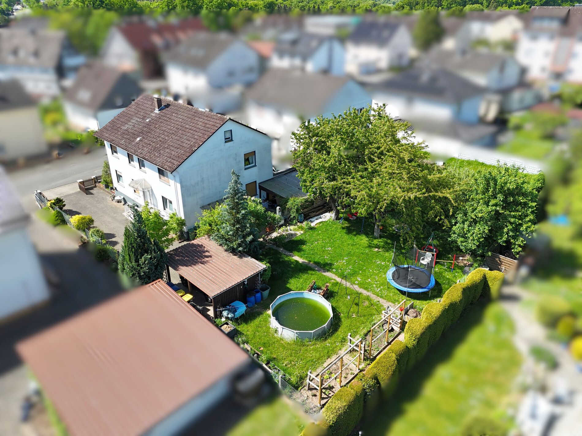 Außenansicht mit Garten