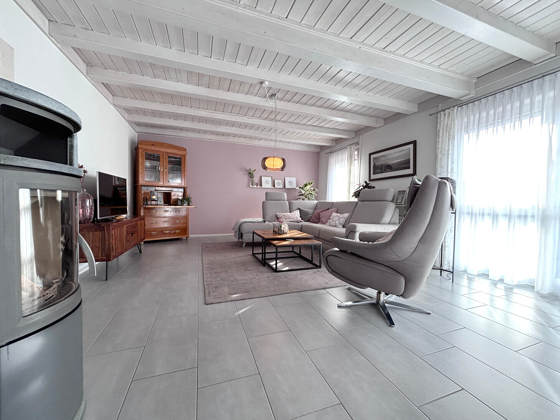 Wohnzimmer mit Kamin