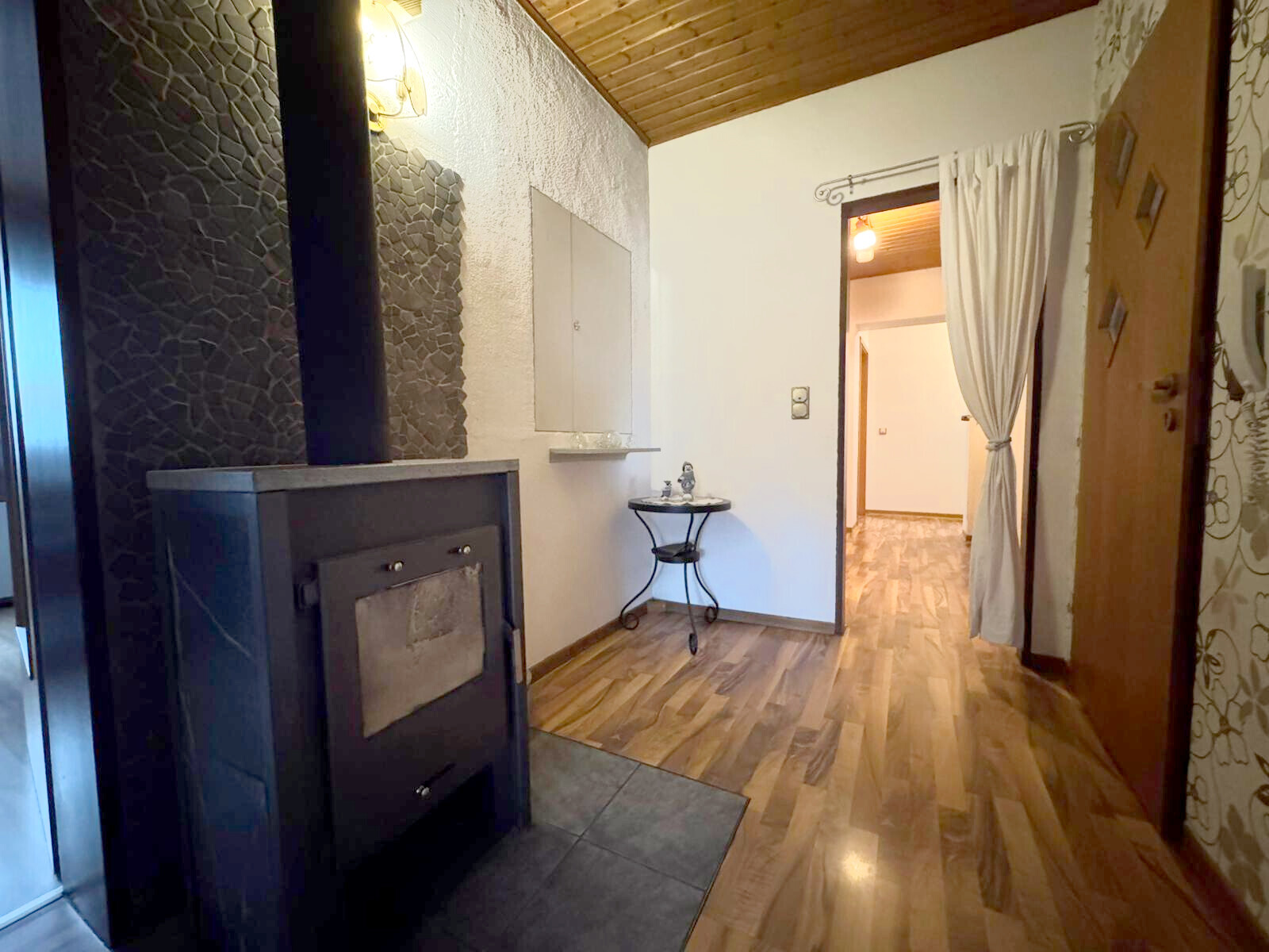 Flur mit Kamin